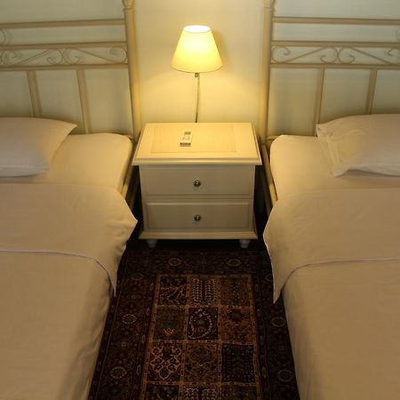 Bed And Breakfast Tomang Jakarta Exteriör bild